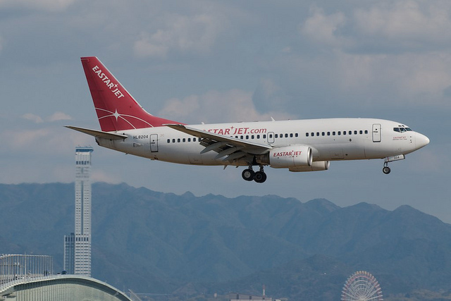 HL8204(Boeing 737-700)