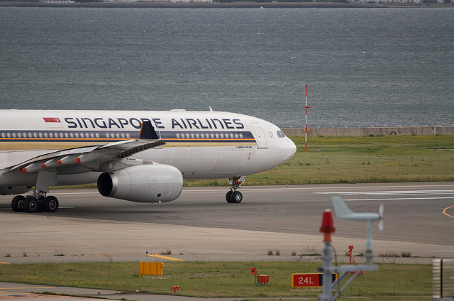 Singapore Airlines 9V-STJ(Airbus A330-300)