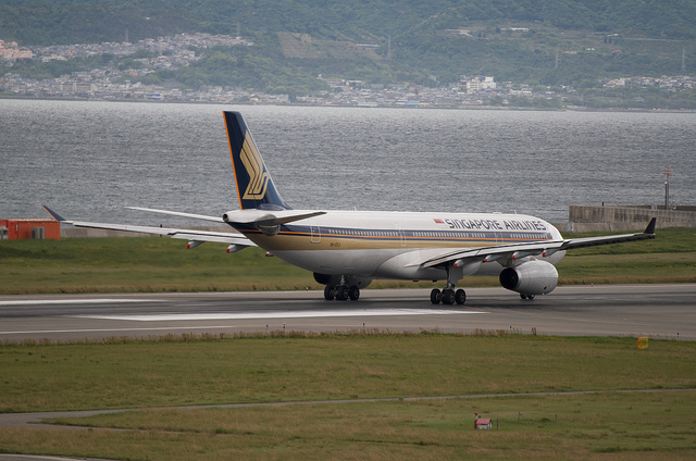 Singapore Airlines 9V-STJ(Airbus A330-300)