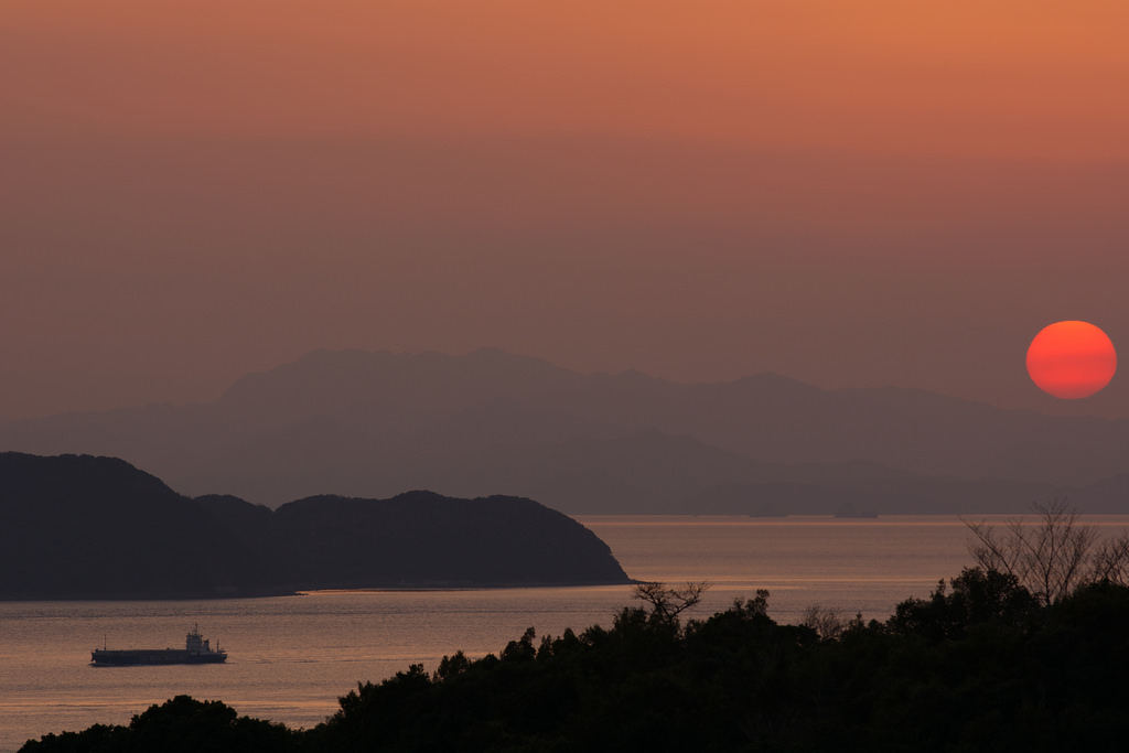 夕日と鳴門海峡