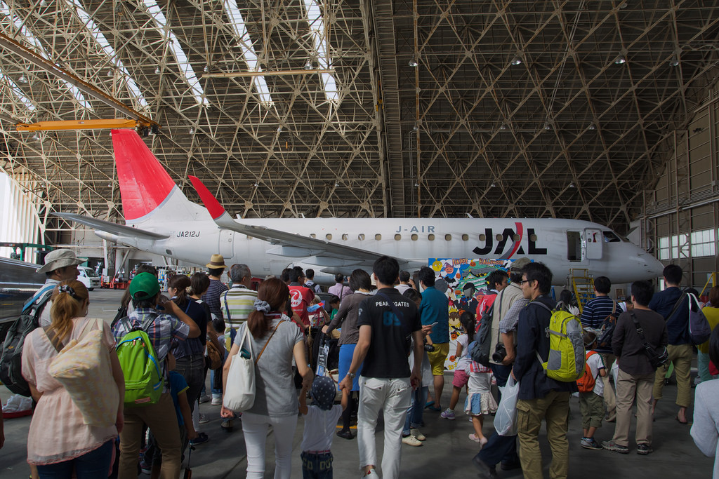 JAL格納庫見学 J-AIR JA212J(Embraer ERJ-170)