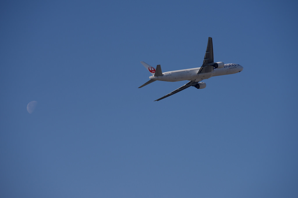 月と飛行機